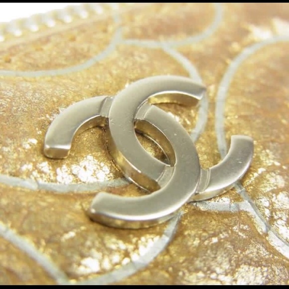 CHANEL 💯% authentic camellia shiny leather pouch - Picture 7 of 8